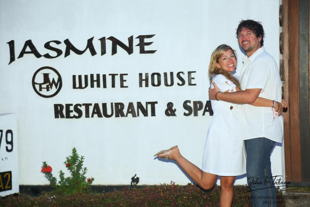 לינה וארוחת בוקר דיקוולה Jasmine White House Restaurant & Spa מראה חיצוני תמונה